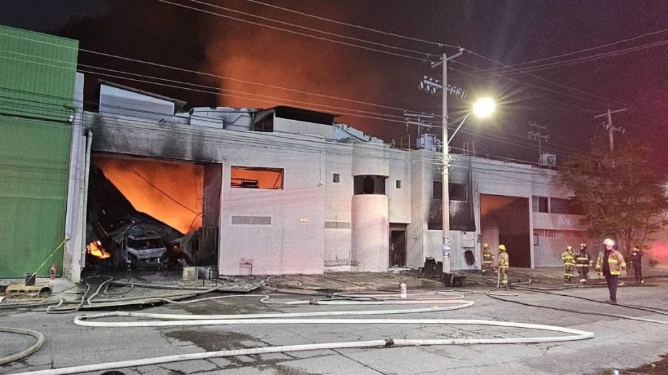 Un incendio afectó una fábrica de calzado y bodegas en la colonia Industrial Julián de Obregón. Créditos: Especial